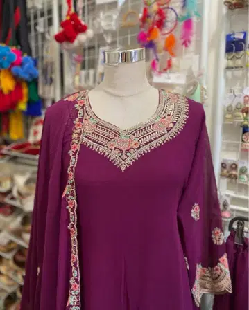 자수가 놓인 퍼플 쿠르타, 팬츠, 숄 (3세트)