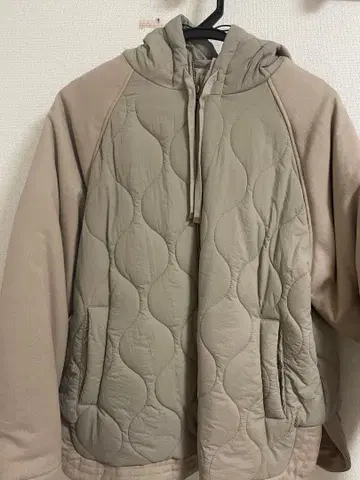 베이지 퀼팅 자켓 후드 부착