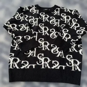 로고 디자인 니트 스웨터 블랙과 화이트