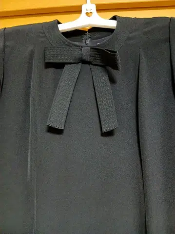 블랙 리본 포함 긴팔 무릎 기장 원피스