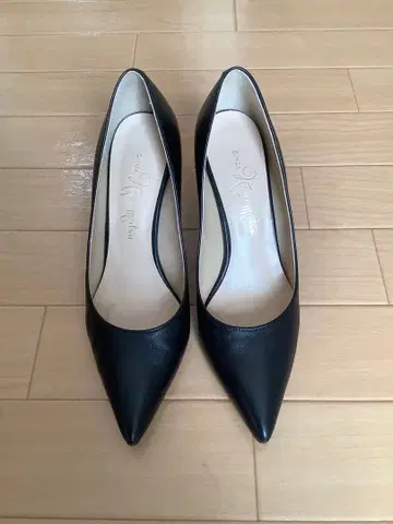 새상품급 긴자 카네마츠 블랙 가죽 펌프스 22.5