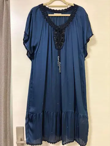 네이비 반팔 원피스 비즈 장식 포함