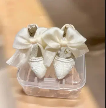 네오 브라이스 아웃핏 신발 펌프스 하이힐 화이트 리본 작가님 작품