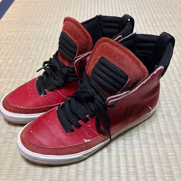 빨간색 스웨이드 하이컷 스니커즈