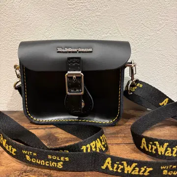 DR.MARTENS 5인치 새첼 숄더백