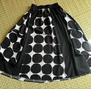 도트 무늬 롱 스커트 비대칭 모드 고딕 모노톤 개성적인