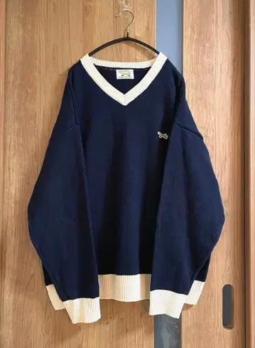 The Fox Collection 네이비 V넥 스웨터 루즈핏
