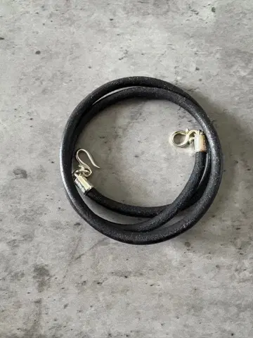 GARNI 블랙 가죽 팔찌