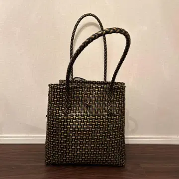 블랙과 금색의 뜨개질 바스켓백