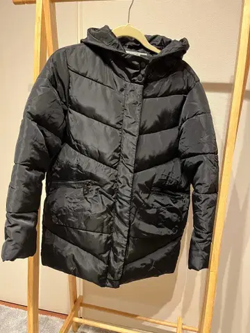 후드 부착 블랙 다운 자켓