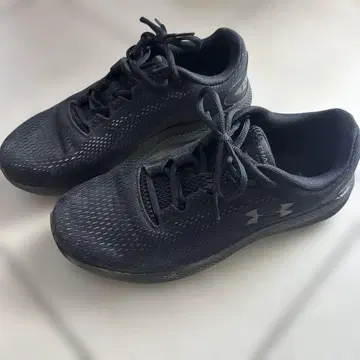 Under Armour Charged 블랙 스니커즈