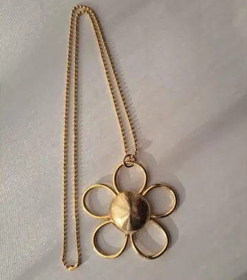 꽃 모양 골드톤 목걸이