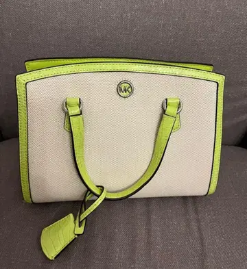 미사용 새상품 마이클코어스 스몰 메신저 브라이트 라임