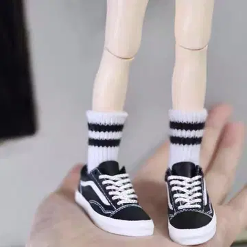 브라이스 스니커즈와 양말