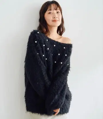 COCO DEAL 웨이브 기모 펄 오프숄더 니트 풀오버