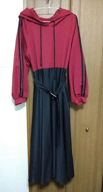 favorite 후드 부착 원피스 빨검