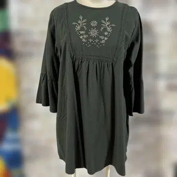 드럭스토어의 다크 그린 자수 튜닉