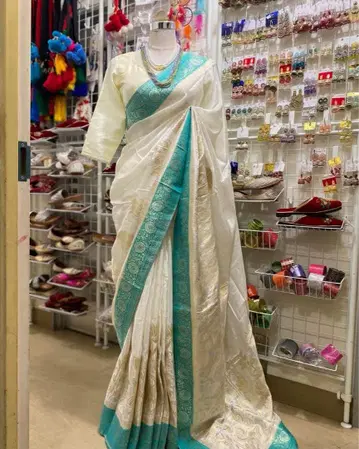 화이트와 터콰이즈의 자수 사리