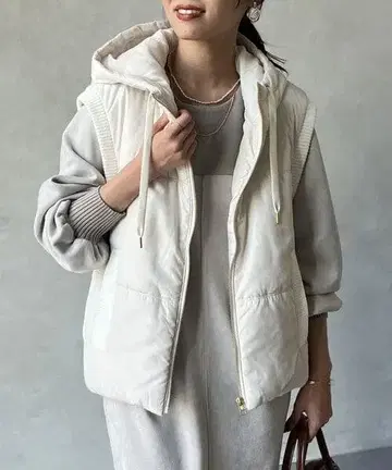 [ 완판템 ] 셰트와 충전솜 니트 베스트 화이트