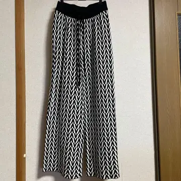 아비온 기하학 패턴 니트 팬츠 블랙 화이트