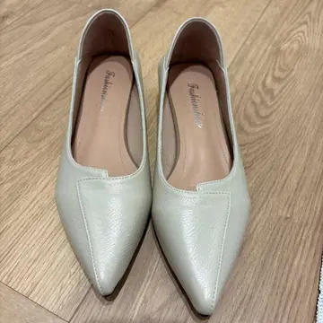 화이트 스틸레토 플랫슈즈