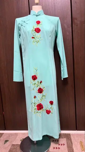 민트 그린 아오자이 빨간 장미 자수