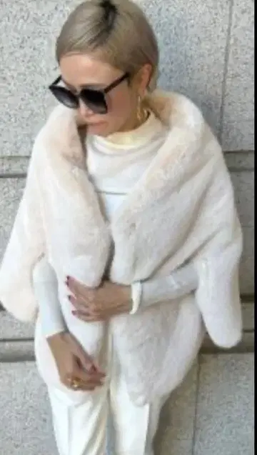 미사용 새상품/JENNE/리치 볼륨 퍼 케이프 아이보리