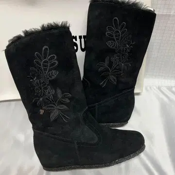 ANNA SUI 블랙 스웨이드 부츠 인힐 자수 참 장식 24cm 할인