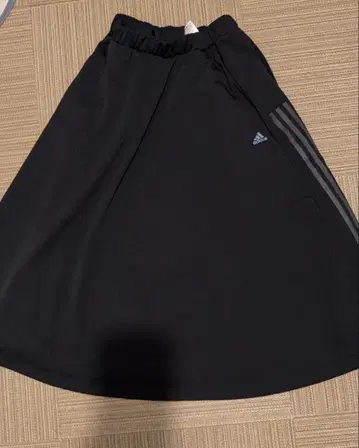 adidas 아디다스 블랙 플레어 스커트 M 사이즈 2FK001