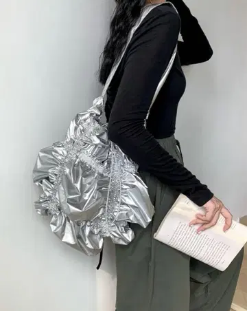 구김 실버 프릴 디자인 숄더백