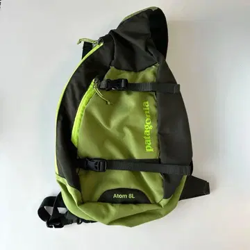 patagonia Atom 8L 슬링백 그린