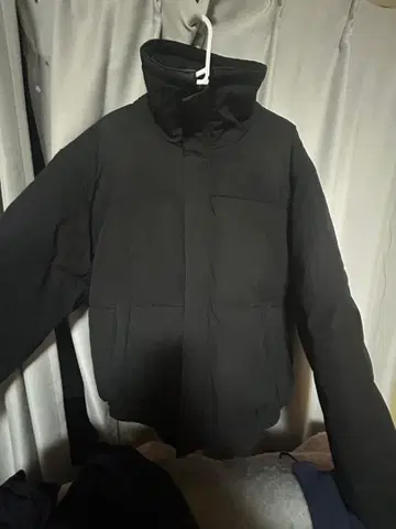 블랙 다운 자켓 후드 부착