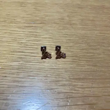 아네스베 'b!' 로고 하트 스터드 귀걸이 'b. Loved'