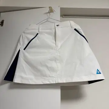 화이트 스커트 네이비 악센트