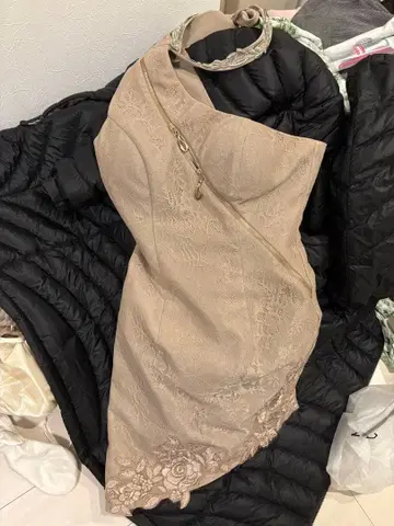 로브 드 플뢰르 원숄더 지퍼 드레스