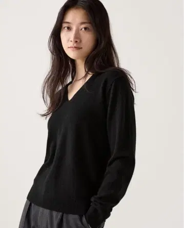 [택 포함 미사용 새상품] 유니클로 캐시미어 V넥 니트 블랙 XS