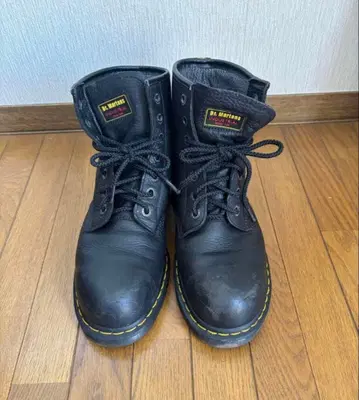 닥터마틴 부츠 8홀 F2413-11 27.5