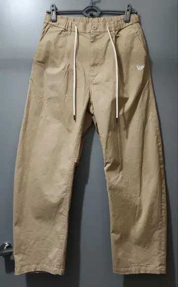 NEW ERA 베이지 치노 팬츠