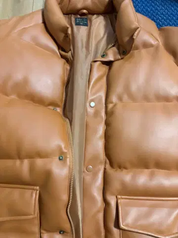 카멜색 합성 피혁 다운 자켓