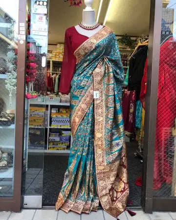 터콰이즈와 빨간색의 사리