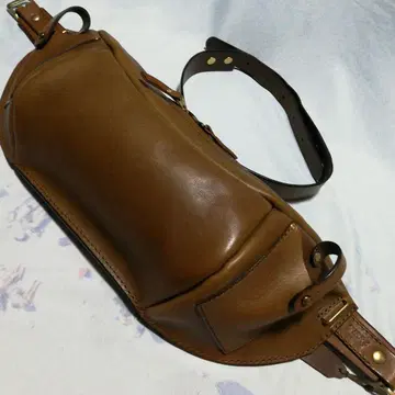 HIERZ 가죽 바디백 브라운