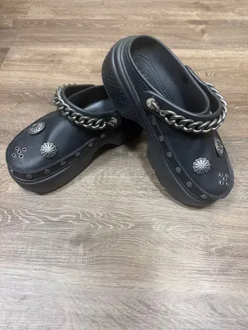 Crocs 블랙 메탈 체인 클로그 샌들