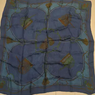 [ 미사용품 하자품 ] 마니프리 실크 스카프 스픽 앤 스팬 네이비