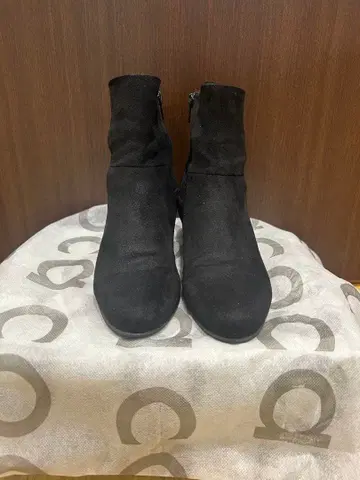 블랙 페이크 스웨이드 중간 힐 부츠