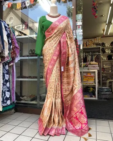 핑크와 골드 꽃무늬 사리