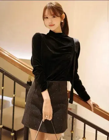 HOLIDAY&HOLIDAY 숄더 타이 하이넥 벨로아 티셔츠