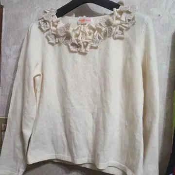 크림색 꽃 모티브 긴팔 니트 스웨터