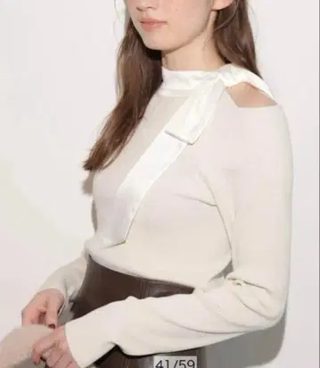 새상품 리랜드트루 숄더 슬릿 하이넥 니트