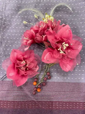 핑크 꽃 장식과 비즈 체인