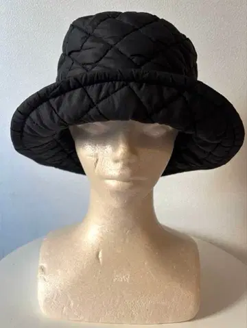 루브르도 다나카 미사토 콜라보 복원 워머 퀼트 햇 블랙